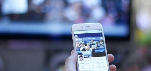 Ein Mann wettet vor einem Baseballspiel.