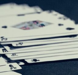 Warum hat ein Kartendeck 52 Karten?